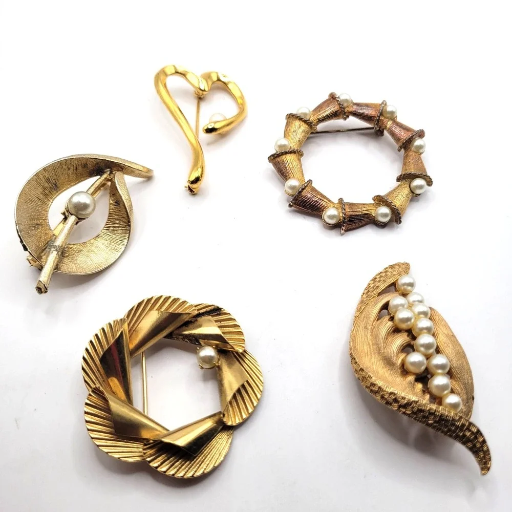 Vintage 1 Roma Brooch Lot (5) Gold Tone Pearl Accent Leaf Wreath Modern